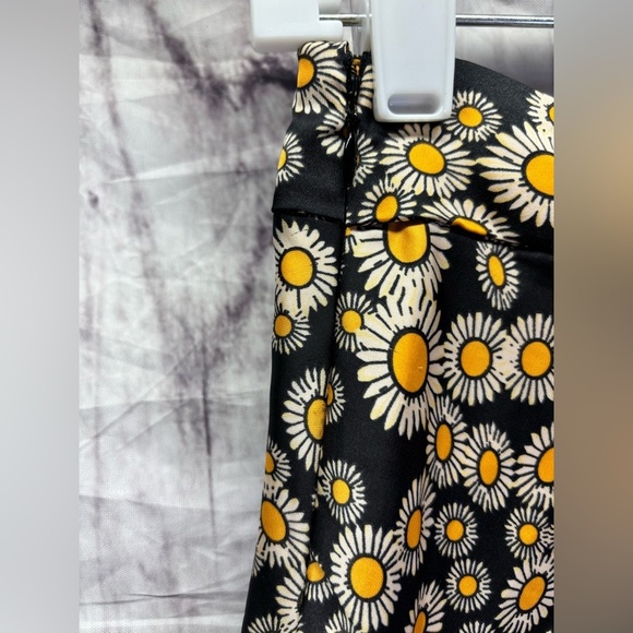 Free People SIZE 2 Phoebe Black Daisy Printed A-Line Skater Mini Skirt - Picture 5 of 6